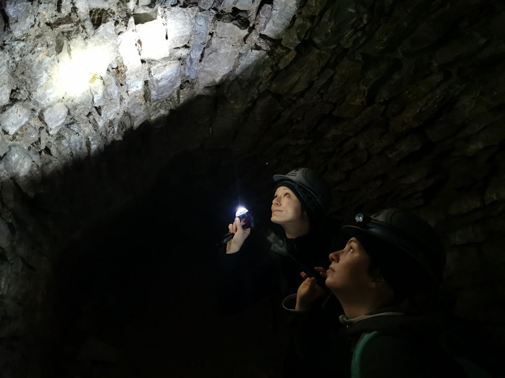 Die Naturpark-Rangerinnen Melanie Chisté und Julia Dummert bei der Suche nach überwinternden Fledermäusen in der Festung Rothenberg 
