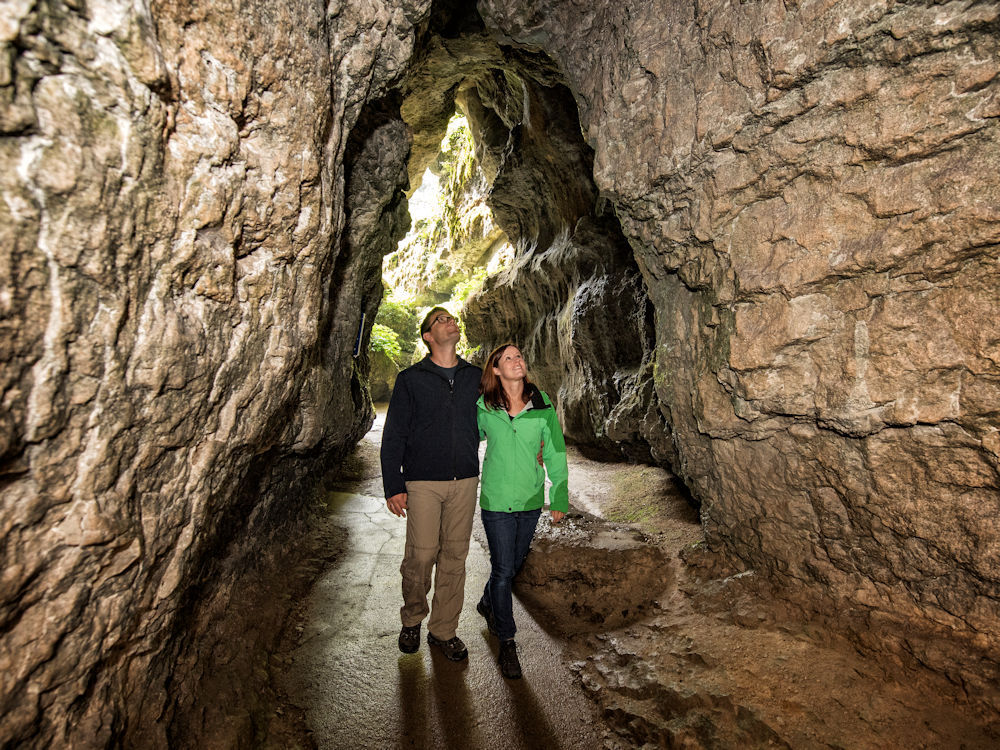 Wanderung vorbei an romantischen Höhlen